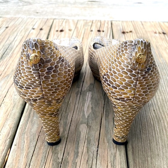 Stuart Weitzman Logo Plainfield Snakeskin Print Leather Peep Toe Heels, 8 - Picture 4 of 14